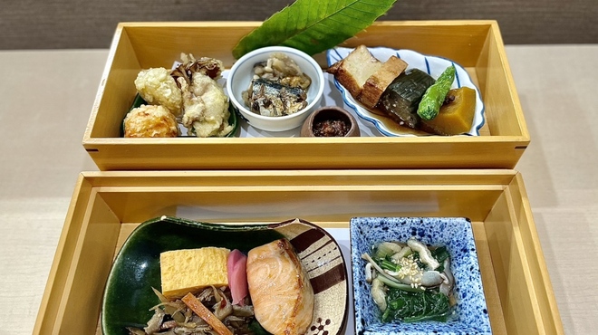 佐とう - 料理写真:2段に分かれています。