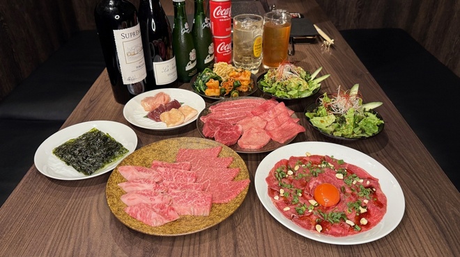 黒毛和牛焼肉 白か黒 - メイン写真: