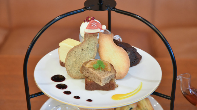 サロン ド テ ジャンナッツ - 料理写真:12月1日～25日ご提供のアフタヌーンティーセットは上段のマスカルポーネアイスがクリスマス仕様になります！