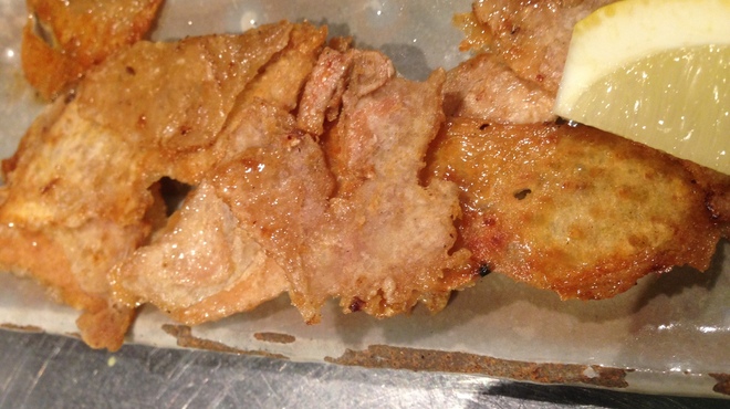 Plancha - 料理写真:鶏皮のパリパリ焼。鉄板焼ならでは、プレスして焼き上げます。