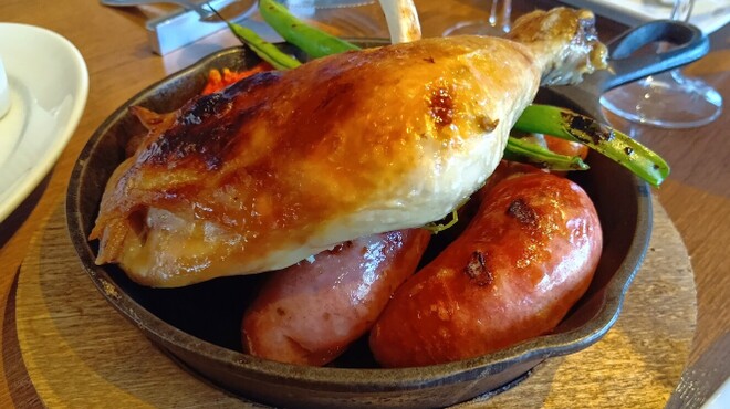 オールデイダイニング カルイザワグリル - 料理写真:鶏の下にソーセージ