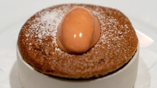 パトゥ - 料理写真:スフレショコラなつおとめ すもものソルベ