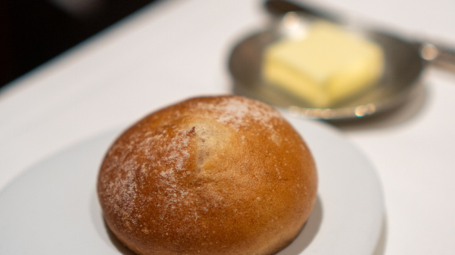 パトゥ - 料理写真:自家製パン