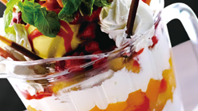 ダイニングダーツバーBee - 料理写真:爆盛りパフェ２リットル