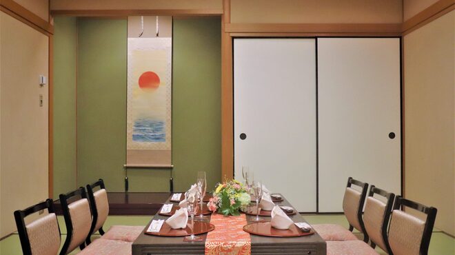 日本料理 吉備膳 - 内観写真:菊の間/4名様から6名様までのお部屋でございます。和室は掘りごたつですので足をおろしてお寛ぎいただけます。
              また梅の間、菊の間2部屋で18名様までご利用いただけます。