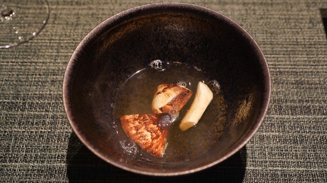 蒼 - 料理写真:愛媛藤本さんの神経締め鱧の身と骨からつくったコンソメ、岩手の松茸入り