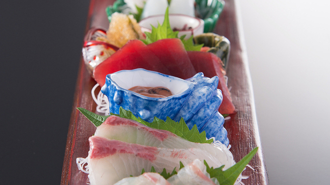 門 - 料理写真:刺身と酒肴盛合わせ『樽板の長皿』にて