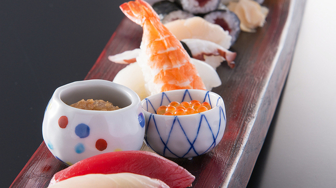 門 - 料理写真:酒肴と寿司の盛合わせ『樽板の長皿』にて