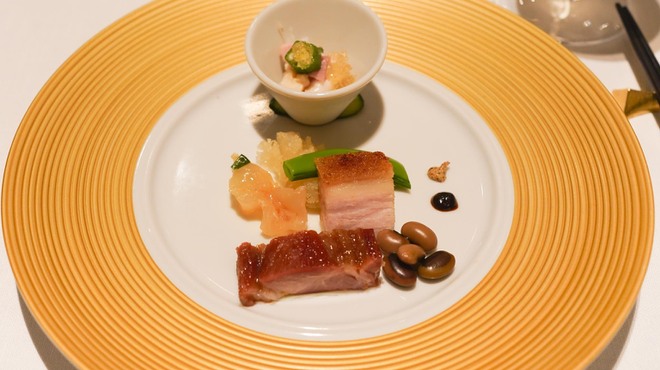 中国飯店 琥珀宮 - 料理写真:くらげ２種、チャーシュー、豚の皮目ぱりぱり焼き、インゲン