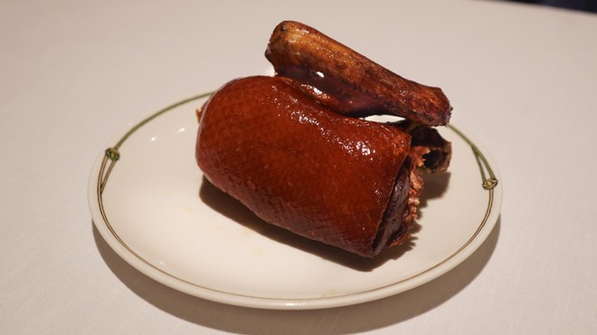 中国飯店 琥珀宮 - 料理写真:名物ペキンダック