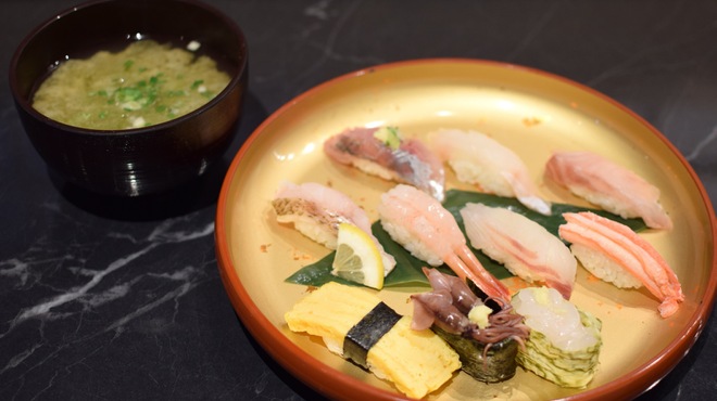 廻転とやま鮨 - 料理写真: