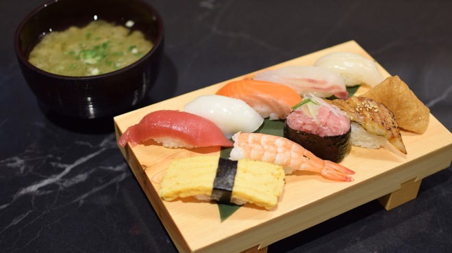 廻転とやま鮨 - 料理写真: