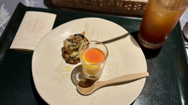 文化屋 - 料理写真:帆立貝柱と茄子のピューレカナッペ
              パプリカのムース