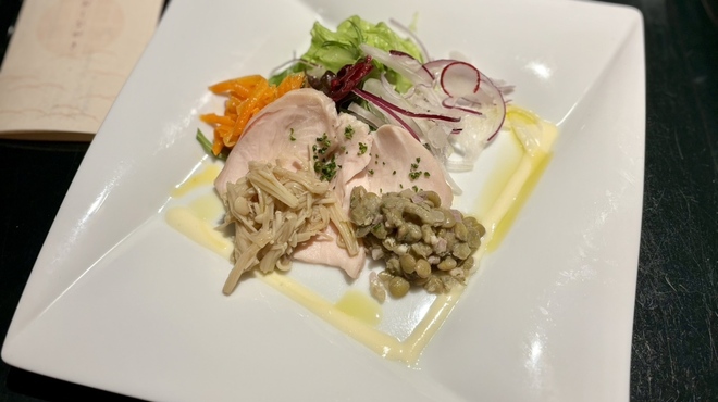文化屋 - 料理写真:低温調理で仕上げた鶏ハムとレンズ豆のサラダ