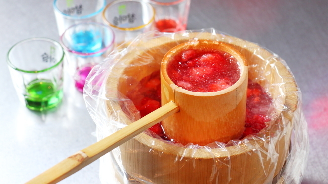 新大久保韓国横丁 漢江の奇跡 - ドリンク写真:桶サワー（イチゴ）