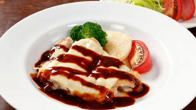 サラダの店サンチョ - 料理写真:期間限定『鶏もも肉のグリル ピリ辛みそソースとサラダ』