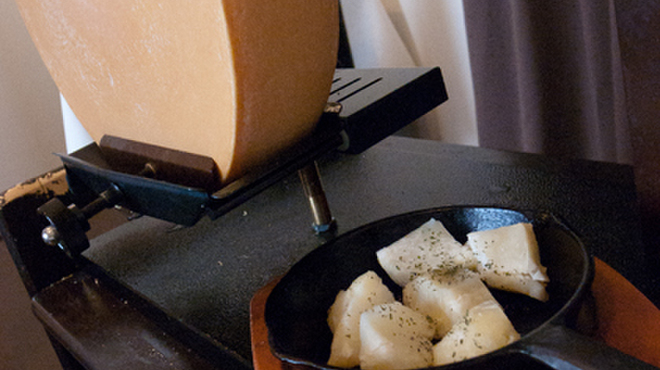 円山別邸 - 料理写真:お待ちかねのラクレットが登場です。