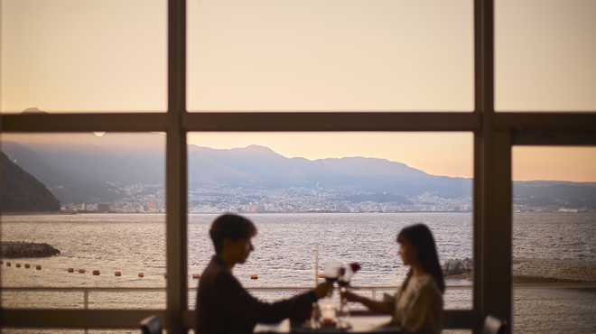 エシェル ドゥ アンジェ - 内観写真:ディナータイムの店内からの景色