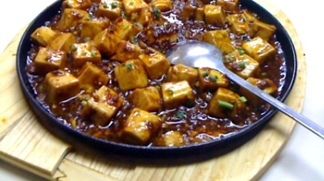 上海小吃 - 料理写真:マーボー豆腐、鉄鍋でアツアツのままお持ちできます！