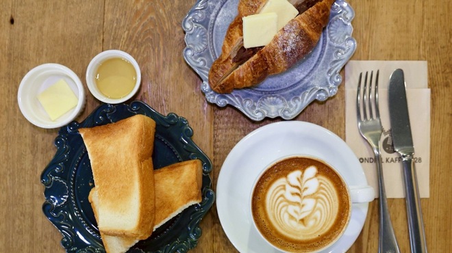 MONDIAL KAFFEE 328 GOLD RUSH - 料理写真:トーストとあんバタークロワッサン