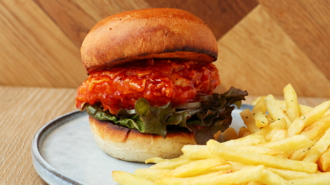 新大久保韓国横丁 ホンデポチャ - 料理写真:ヤンニョムチキンバーガー