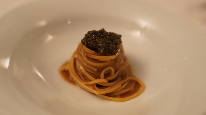 プリズマ - 料理写真:キャビアと赤ワインのタリオリーニ