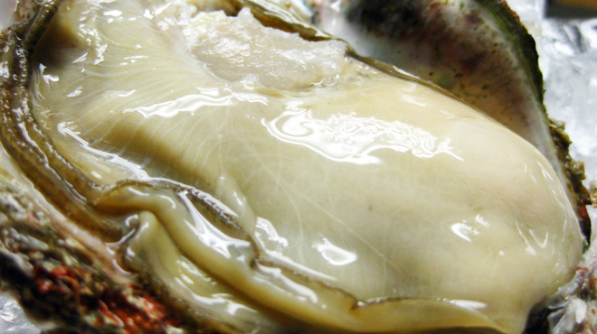太助寿し - 料理写真:夏は、天然の特大「岩牡蠣」で。濃厚、且つクリーミーな味わい