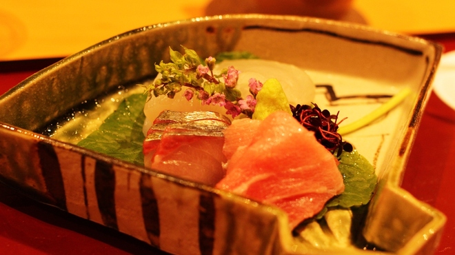 しゅん逢 紗々木 - 料理写真:お造り（赤くなっちゃってすみません）マグロ・シマアジ・ひらめ・もんごういか　　