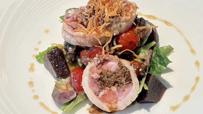 キャトル・フイユ - 料理写真:・鴨のバロティーヌ（腿肉のフェンネル風味のロール）ビーツを添えて
