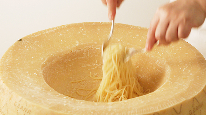 レストラン セリーナ(ホテル日航新潟) - 料理写真:大きなチーズの中で和えるパスタ