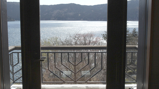 つつじの茶屋 - 内観写真:芦ノ湖と箱根の山々の絶景がおもてなし