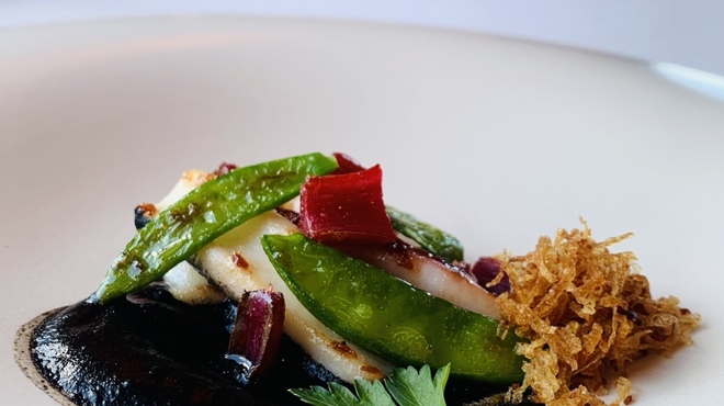 リアス バイ ココチャ - 料理写真:④【本日の魚介料理】温前菜-2
              ★ スルメイカのソテー、烏賊墨のソース、ビーツ+サヤエンドウ+フライドオニオン添え