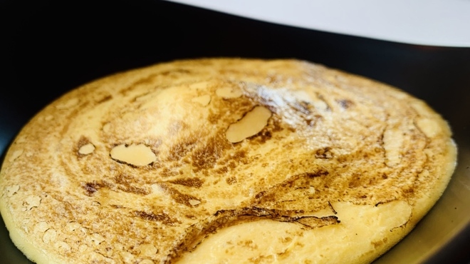 リアス バイ ココチャ - 料理写真:③【タラ、ココチャ流オムレツ】温前菜-1
              ★ 塩漬け鱈+半熟玉子+焦がし玉葱入り卵のエスプーマのトルティージャ