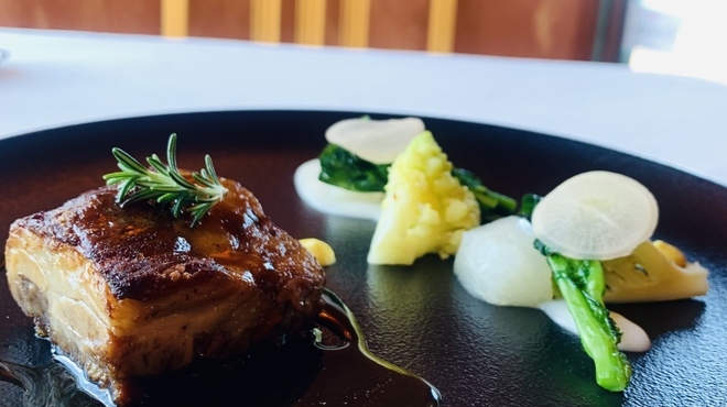 リアス バイ ココチャ - 料理写真:⑥【 三重豚スペアリブ】肉
              ★ 三重豚バラ肉のスペアリブ、ジュ+醤油+生姜+赤ワインのソース、野菜3種（ロマネスコ、菜花、蕪）のソテー、2種のソース（大根のピュレ、カレー風味のマヨネーズ）