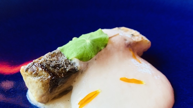 リアス バイ ココチャ - 料理写真:⑤【本日の魚、ピルピルソースエスプーマ】魚
              ★ ニベ（スズキ科の魚）のソテー、2種のソース（菊芋のピュレ、白身魚出汁+オリーブ油の乳化）