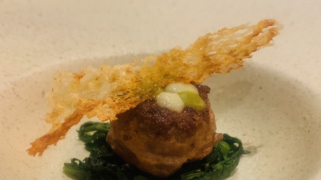 IZURUN - 料理写真:④【河内鴨チストーラ】
              ★ 河内鴨胸肉のチストーラ（豚の腸詰めの熟成無しソーセージ？）のグリル？2種のソース（モホベルデ、アリオリ）春菊のソテーと揚げライスペーパー添え