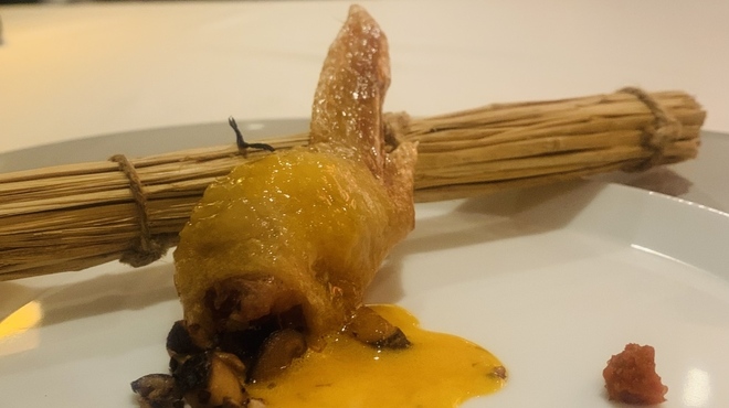 IZURUN - 料理写真:③【熊野地鶏親子】
              ★ 鱶鰭+鶏出汁入り熊野地鶏の手羽から揚げ？藁の薫香仕上げ卵黄ソース掛け、椎茸のバターソテーと赤柚子胡椒添え