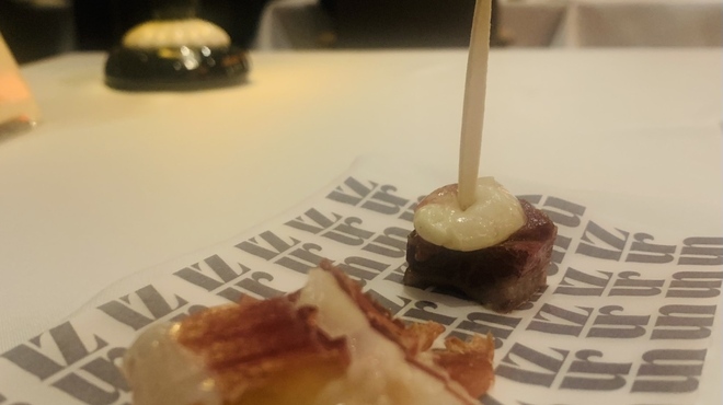 IZURUN - 料理写真:⑤【トマトです】
              ★ ピンチョス2種（イベリコ豚肩ロースのサラミ+水牛モッツァレラ、放牧バスク豚生ハムのブルスケッタ）