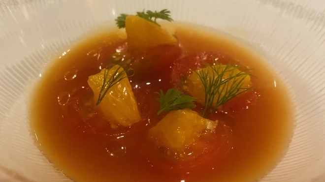 IZURUN - 料理写真:⑤【トマトです】
              ★ 蜜柑入りトマトのサルモレホ（冷製スープ）、レモン皮+丁子（クローブ）の香り付け