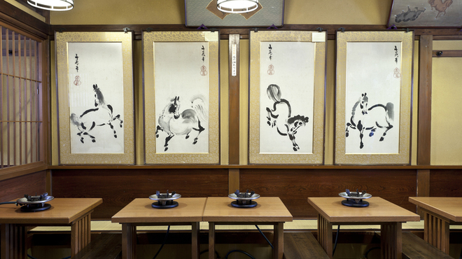 桜なべ 中江 - 内観写真:１階に飾ってある四季の馬の絵