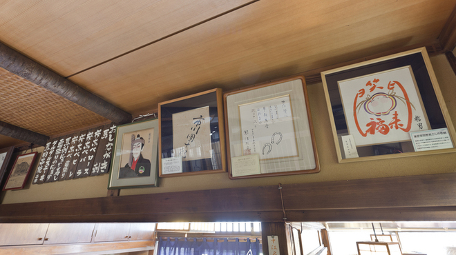 桜なべ 中江 - 内観写真:１階に飾ってある著名人からいただいたサインの数々