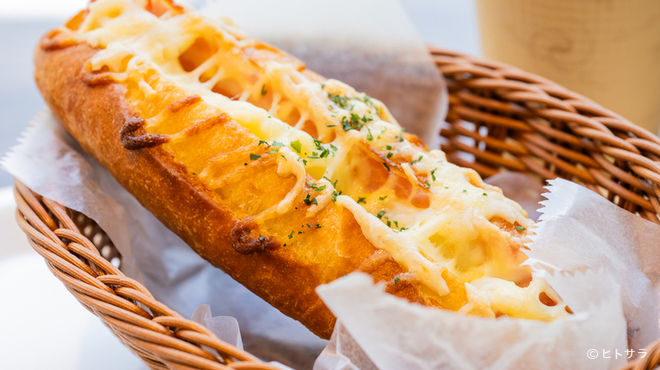 ベーカリーカフェフラミンゴ - 料理写真:飽きの来ないおいしさ『ベーコンポテトドッグ』