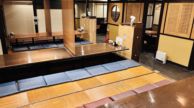 焼鶏 吉川 - 内観写真:お座敷（掘りごたつ）1列6名様〜12名様