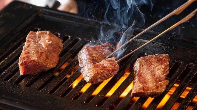 焼肉やっちゃん - 料理写真:焼いているシーン