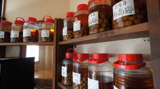連根屋 - ドリンク写真:自家製梅酒。ヴィンテージのものも。飲み比べしてみては？