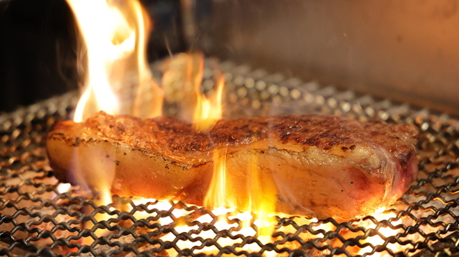 BRIANZA NAGOYA HAERA - 料理写真:炭火でじっくり焼き上げ、溢れる肉汁と香ばしさを凝縮。銘柄豚の旨味をダイレクトに。