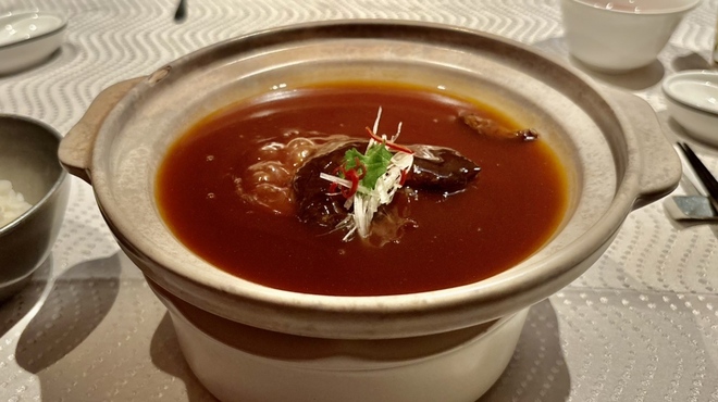 翆陽 エクシブ箱根離宮 - 料理写真:排翅　ふかひれ姿（50ｇ）の土鍋煮込み・コラーゲン紅焼ソース　白御飯と汁そば