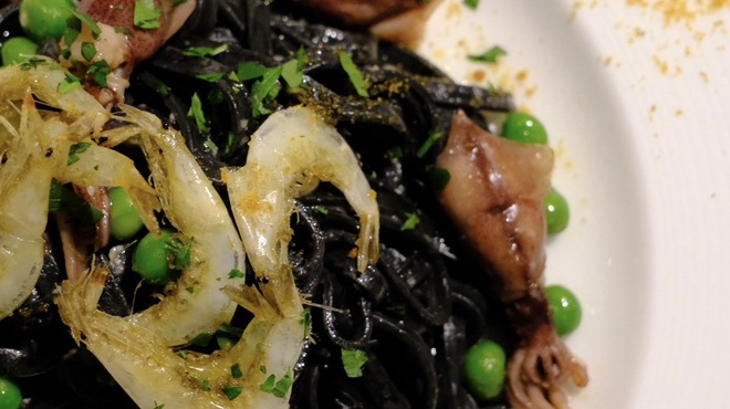 リストランテ ラ・ヴィータ・エ・ベッラ 那須高原 - 料理写真:初夏の香りのコース：白海老のクロッカンテとカラスミを添えた ホタルイカとグリンピースのイカスミ タリオリーニ