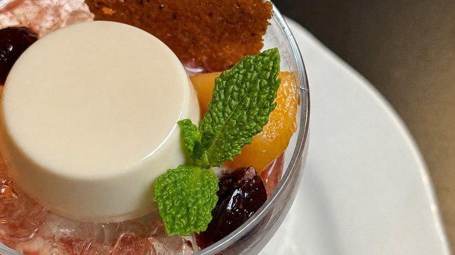 リストランテ ラ・ヴィータ・エ・ベッラ 那須高原 - 料理写真:初夏の香りのコース：生姜香るビアンコマンジャーレ エルダーフラワーのジュレとアマレナチェリー