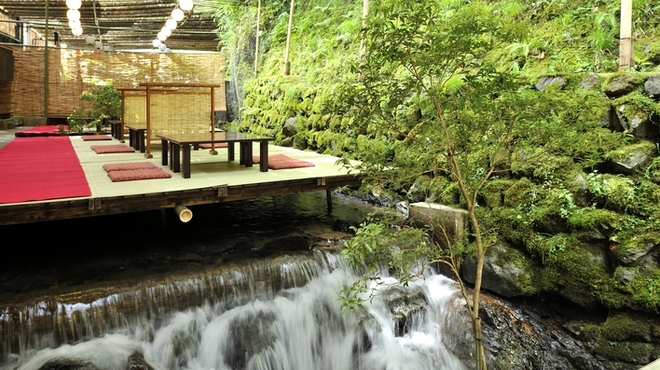 貴船喜らく - 内観写真:川床